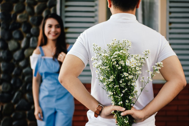 image Love Bombing Itu Apa? Kenali Tanda Limpahan Kasih Sayang yang Ternyata Beracun!